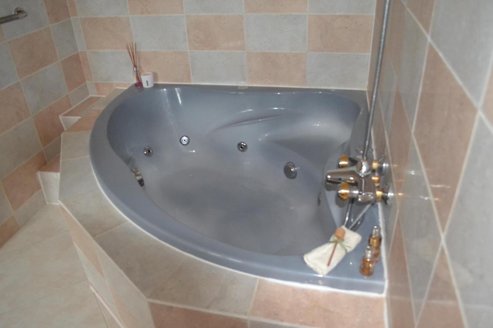 Les Bruyeres B&B 2 Montbron Dış mekan fotoğraf