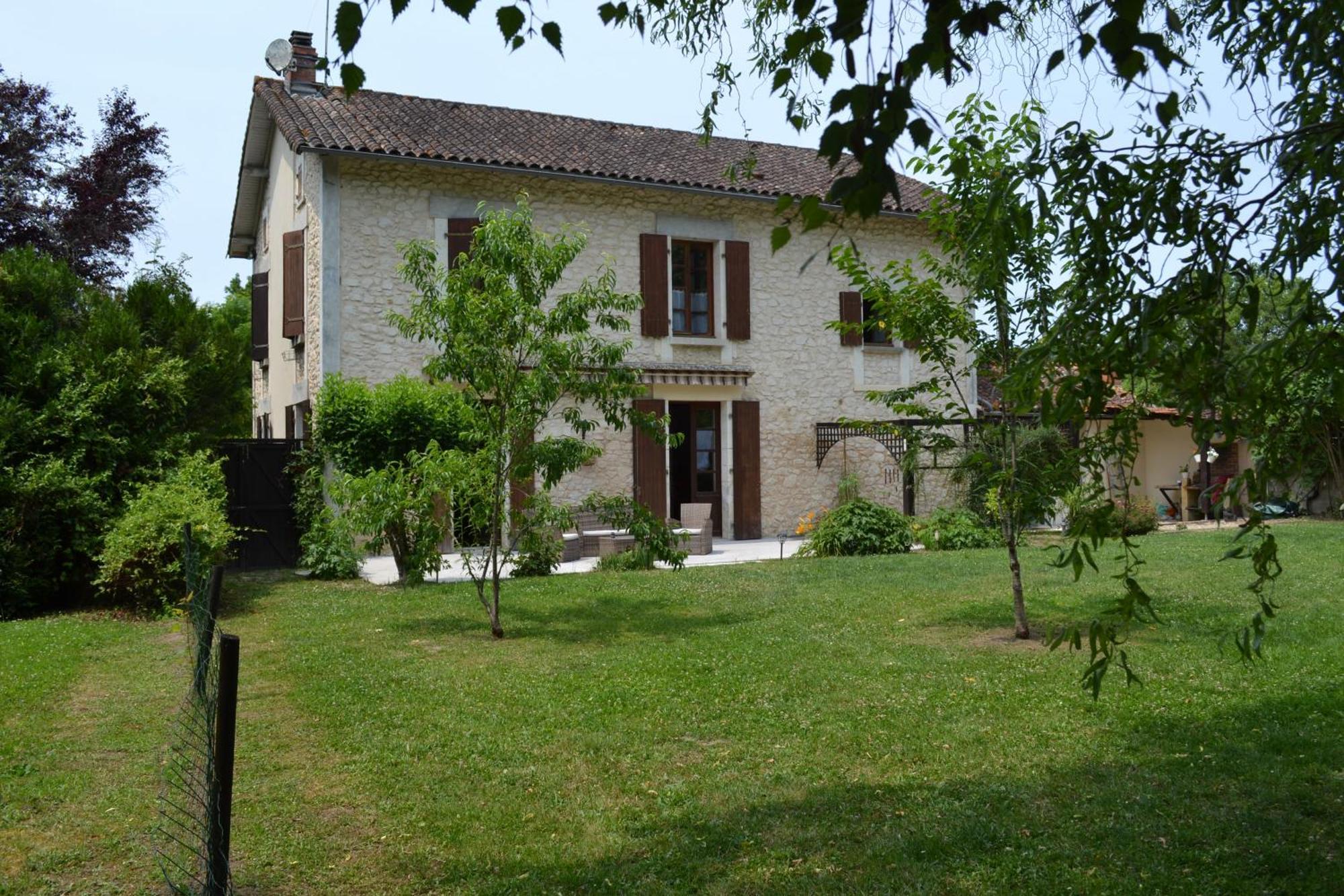 Les Bruyeres B&B 2 Montbron Dış mekan fotoğraf