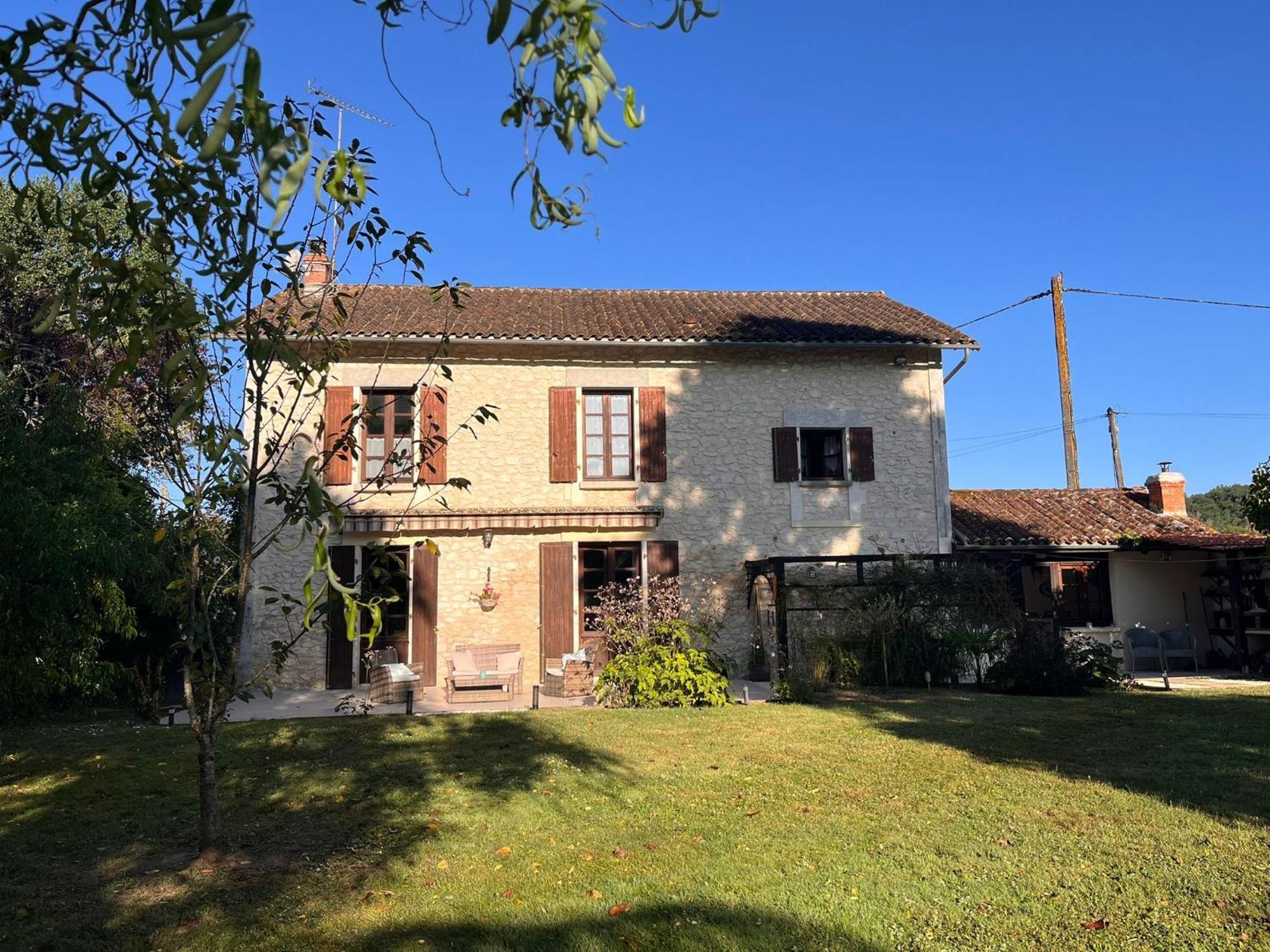 Les Bruyeres B&B 2 Montbron Dış mekan fotoğraf