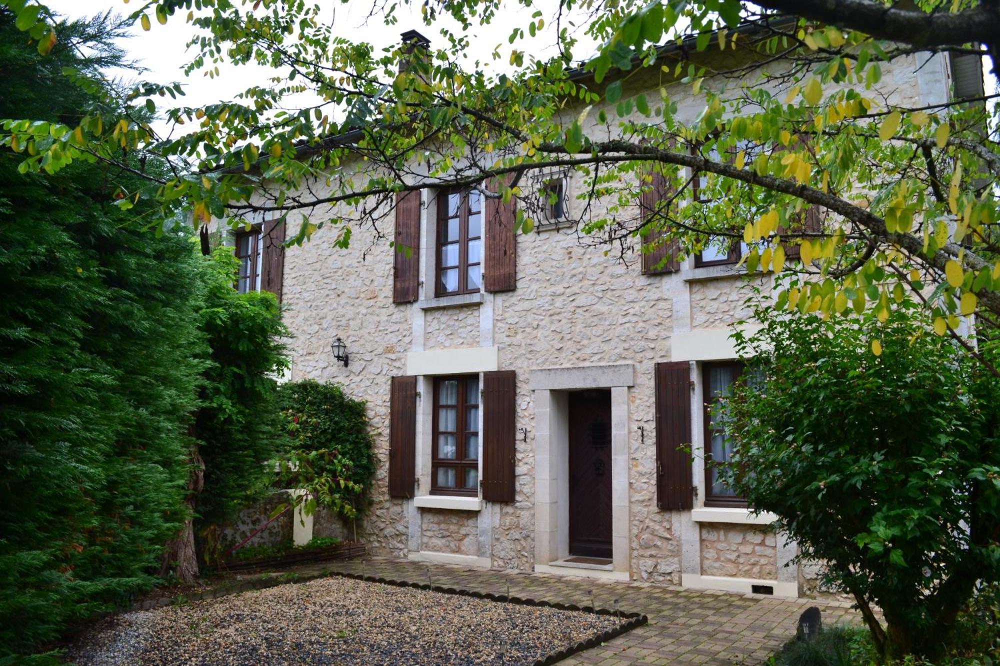 Les Bruyeres B&B 2 Montbron Dış mekan fotoğraf
